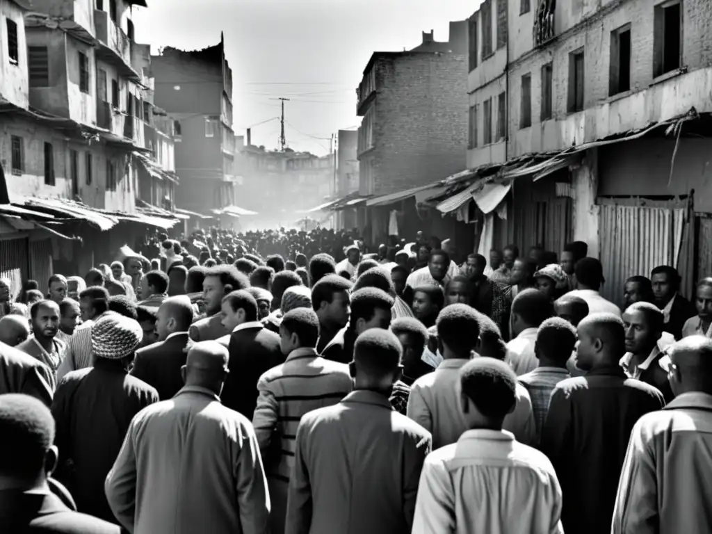 Una fotografía en blanco y negro muestra una zona urbana abarrotada con edificios deteriorados y personas caminando con expresiones cansadas