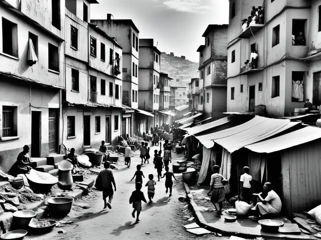 Deterioradas viviendas en un barrio marginal, niños jugando en las calles y adultos trabajando