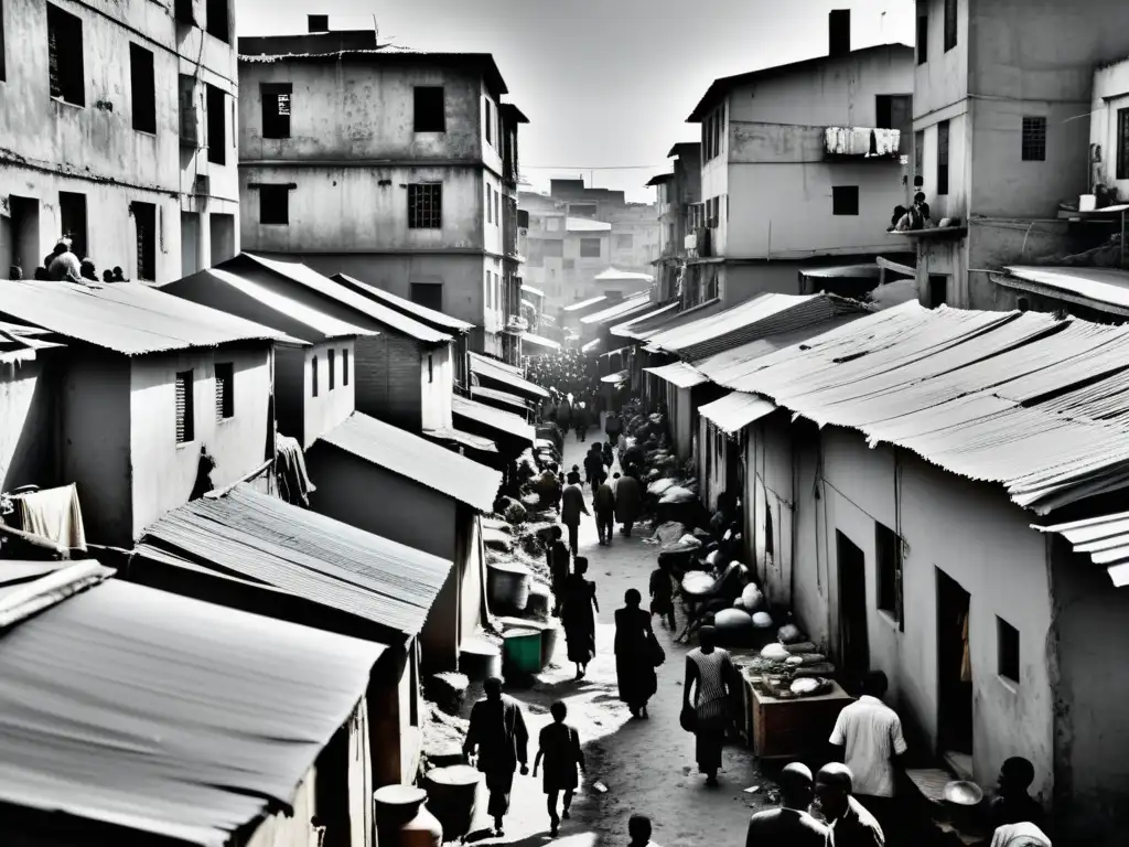 Dilapidadas calles de una slum urbana en blanco y negro, reflejando la lucha por derechos humanos en la pobreza extrema global