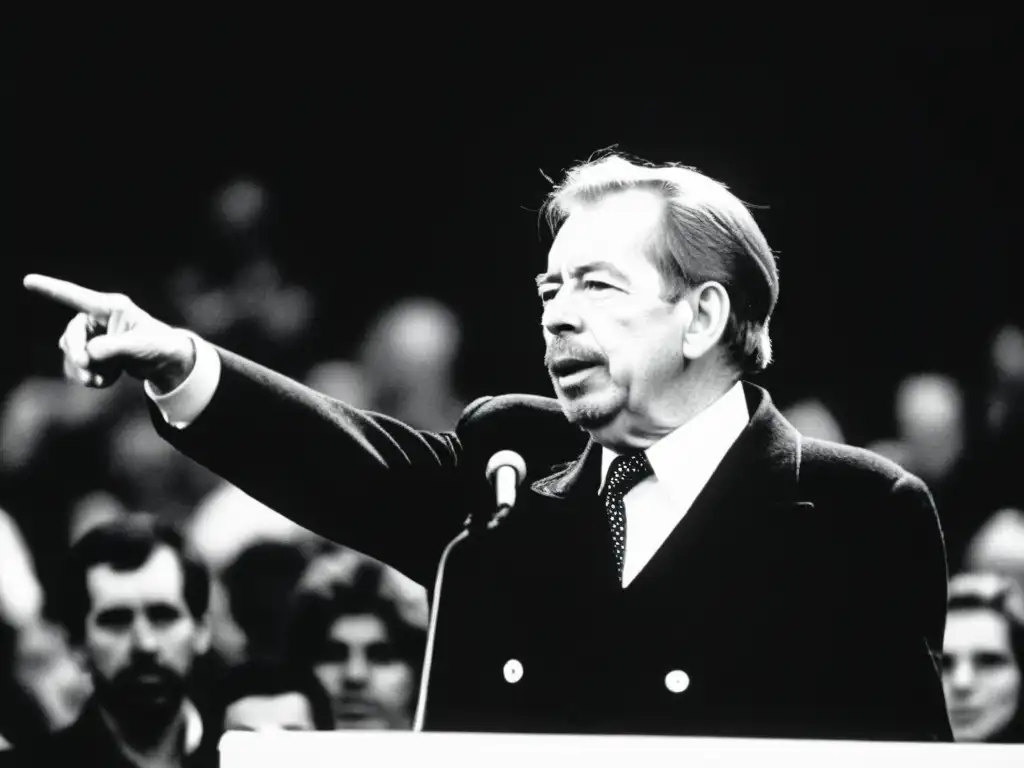 Vaclav Havel pronunciando un apasionado discurso durante la Revolución de Terciopelo derechos humanos, con una multitud atenta a sus palabras