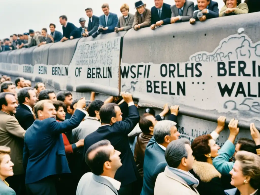 Un momento histórico: personas derribando el Muro de Berlín con determinación, mientras una multitud observa