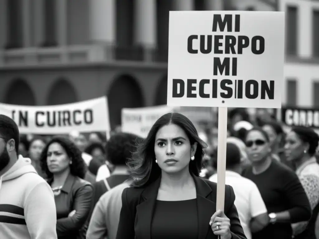 Una mujer poderosa sostiene un letrero 'Mi cuerpo, mi decisión' en medio de una marcha por la autonomía de la mujer en el debate del aborto