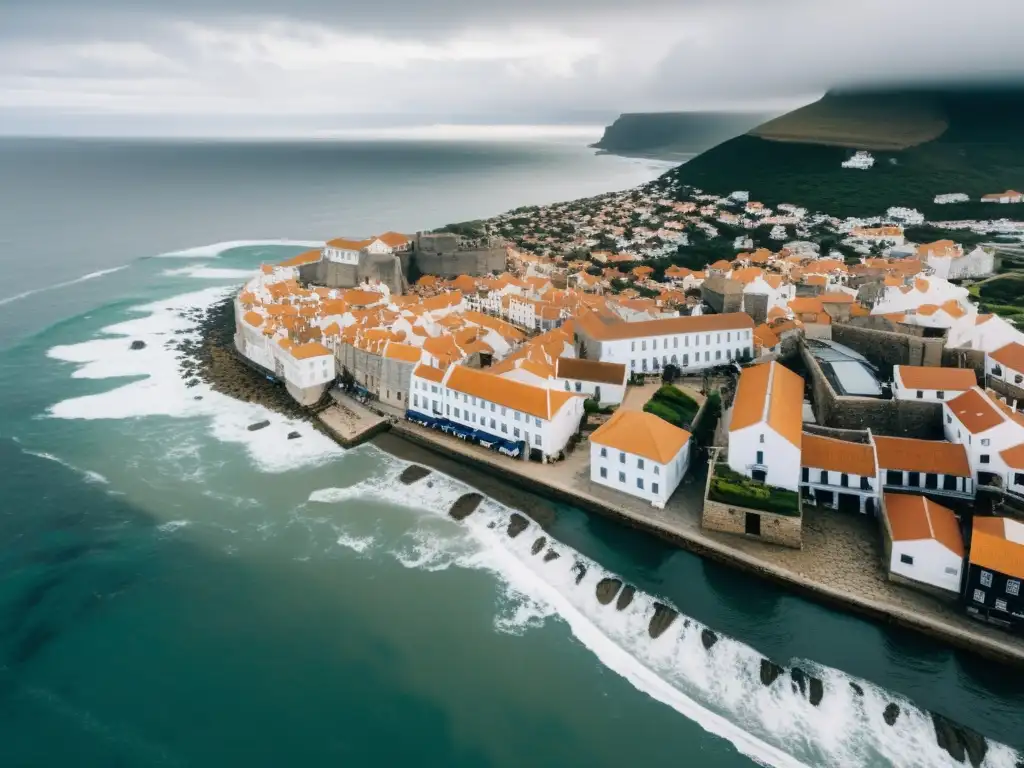 Vista aérea de ciudad costera histórica parcialmente sumergida, impacto del cambio climático en el patrimonio cultural